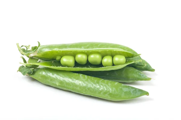 緑のエンドウ豆の群れを作り白に隔離されたポッドを開け — ストック写真
