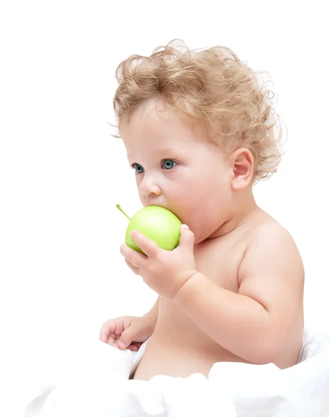 Piccolo riccio testa bambino mangia mela — Foto Stock