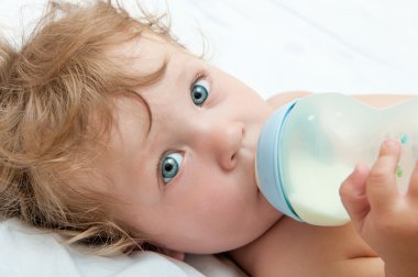 Kıvırcık kafalı bebek süt emmek
