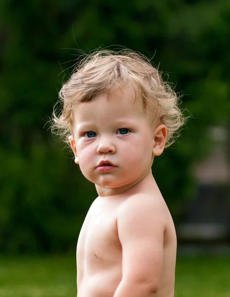 Chlapec na zeleném pozadí — Stock fotografie