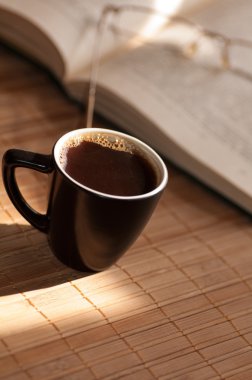 Bir fincan kahve ve kitap.