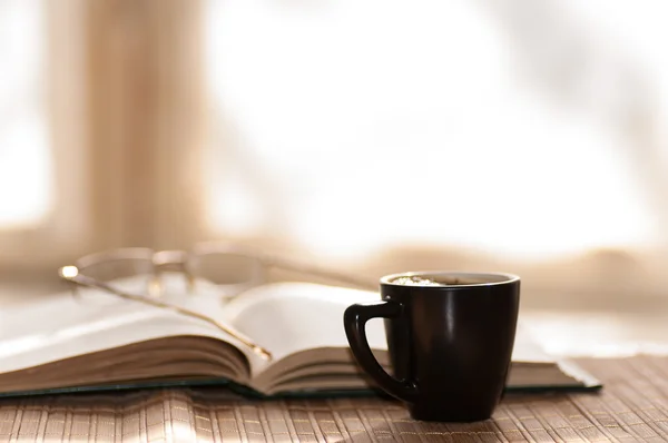 コーヒーと本のカップ ロイヤリティフリーのストック写真