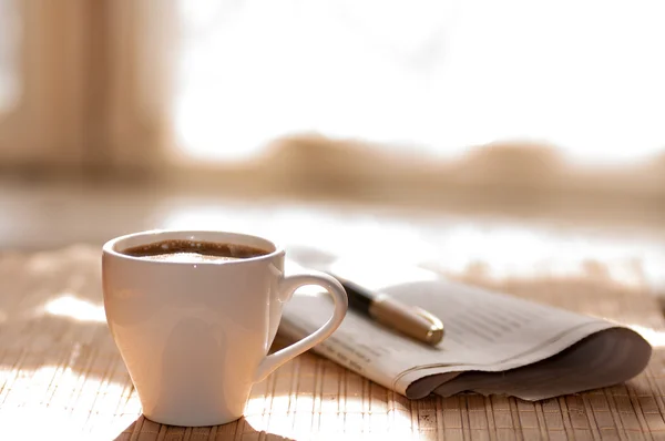 Tazza di caffè, giornale e penna — Foto Stock