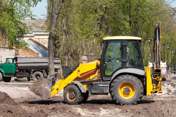 Excavator with back hoe loading sand — Stock Photo, Image