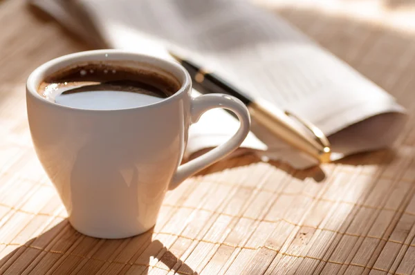 Tazza di caffè, giornale e penna — Foto Stock