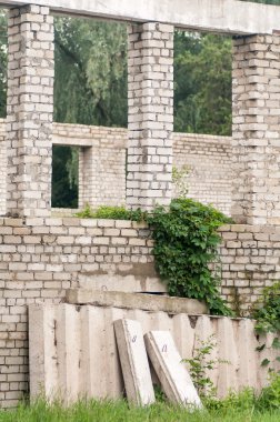 terk edilmiş bir binanın dış cephe