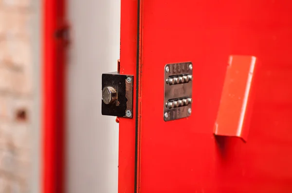 Serrure sur porte en fer rouge — Photo