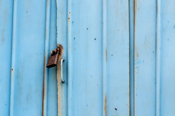자물쇠와 오래 된 문 — 스톡 사진