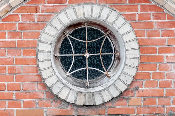 Kulaté okno s mříží — Stock fotografie