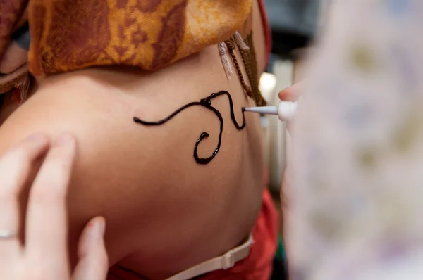 Aplicar Mehndi en el hombro de una mujer — Foto de Stock