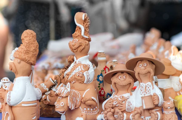 Figuras de argila decorativas no mercado — Fotografia de Stock