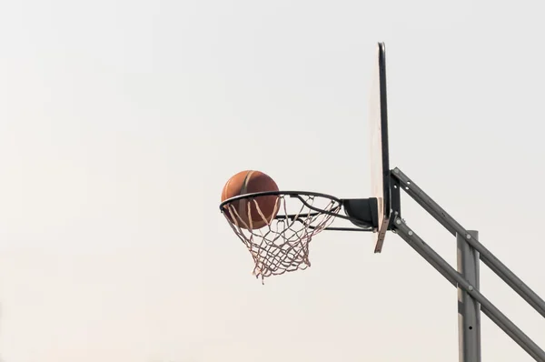 Ball ins Basketballnetz — Stockfoto