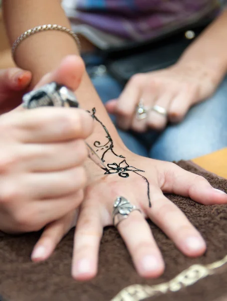 Aplicando Mehndi en la mano de la mujer — Foto de Stock