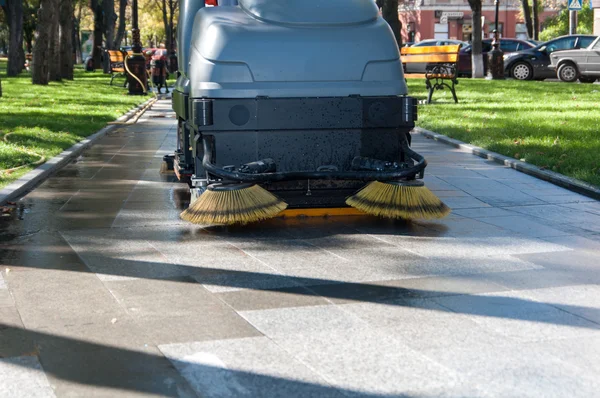 Proceso de limpieza de pasarelas en el parque — Foto de Stock