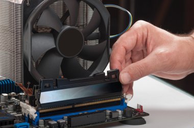 Bellek modülü yarık yükleme