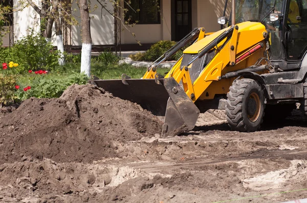 Excavator bekerja dengan bumi — Stok Foto