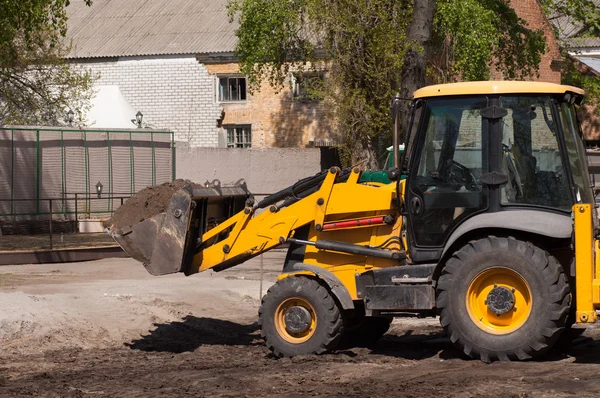 Excavator works with earth — Stock Photo, Image