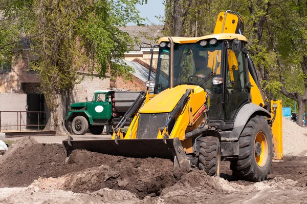 Excavator works with earth — Stock Photo, Image