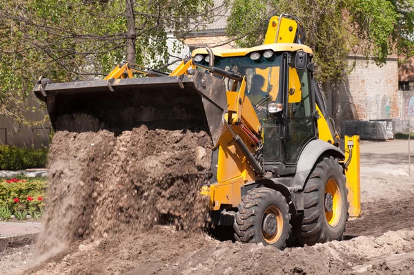 Excavator works with earth — Stock Photo, Image