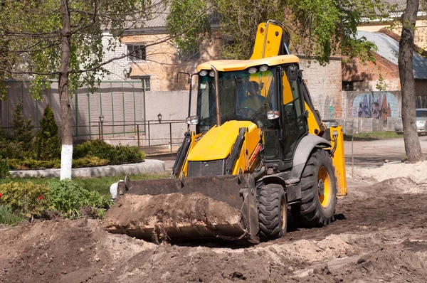 Trabajos de excavadora con tierra — Foto de Stock