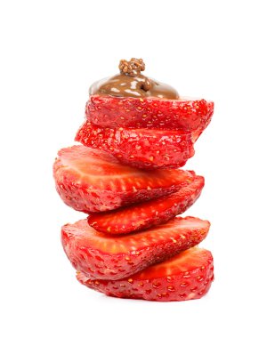 Çilek dilimleri üzerinde eritilmiş çikolata