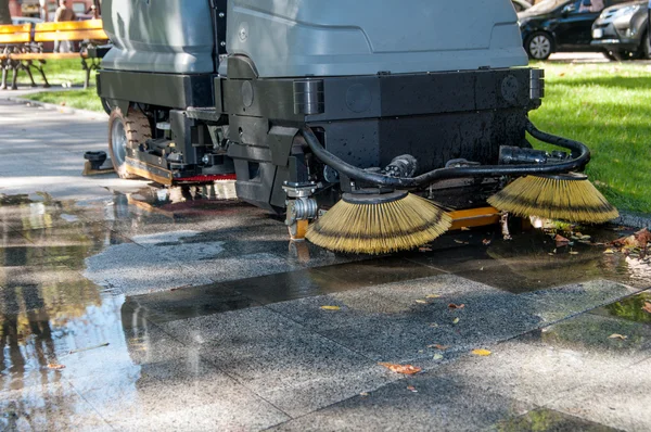 Process of cleaning walkways in machine — Stock Photo, Image