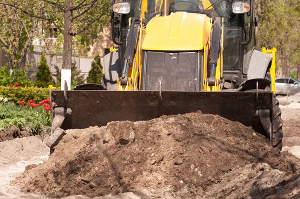 Grävmaskin tar bort sand — Stockfoto