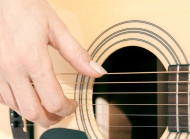 Kadın eli Gitar telleri üzerinde
