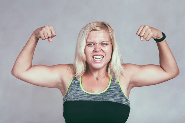 Starke muskulöse sportliche Frau lässt Muskeln spielen — Stockfoto