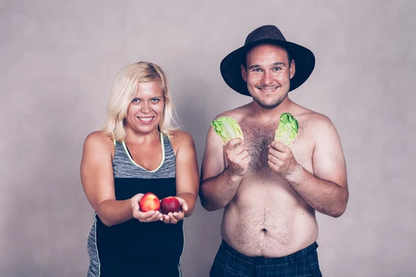 Drôle couple corpulent avec des fruits et légumes — Photo