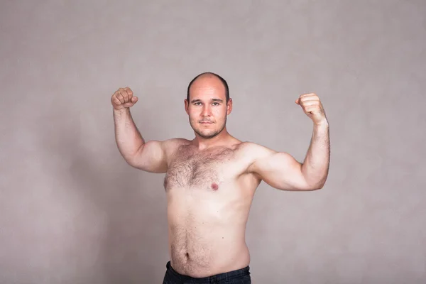 Homem sem camisa mostrando seus braços e corpo fortes — Fotografia de Stock