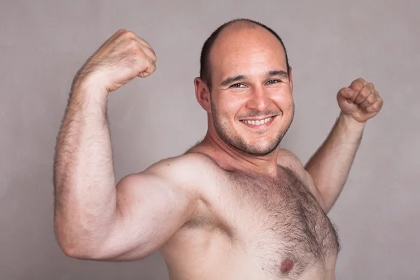 Fechar-se de homem nu feliz mostrando seus braços fortes — Fotografia de Stock