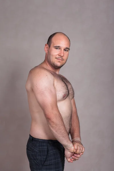 Shirtless man tonen zijn triceps en sterke lichaam Rechtenvrije Stockfoto's