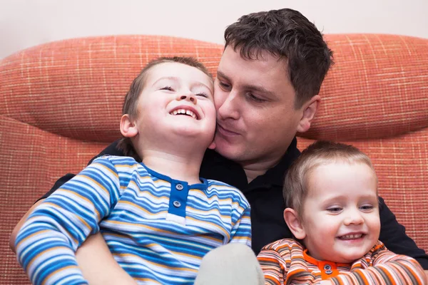 Enfants heureux garçons et papa — Photo