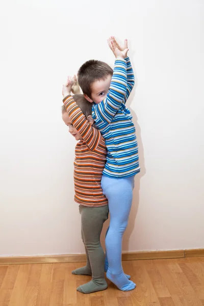 Children compare body height — Stock Photo, Image