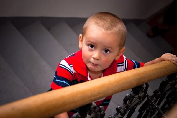 Испуганный ребенок на лестнице — стоковое фото
