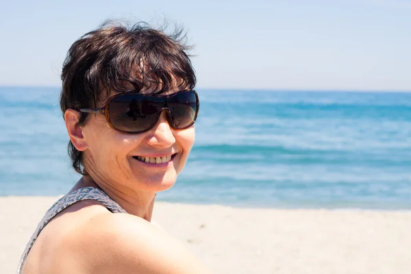 Feliz mujer de mediana edad en la playa —  Fotos de Stock