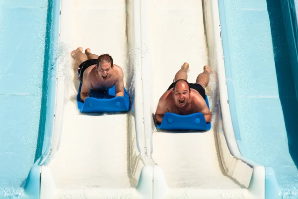 Menschen im Wasserpark — Stockfoto