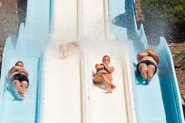 Persone al parco acquatico — Foto Stock