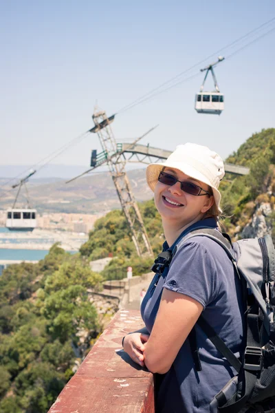 Šťastná žena turista v Gibraltaru rock — Stock fotografie