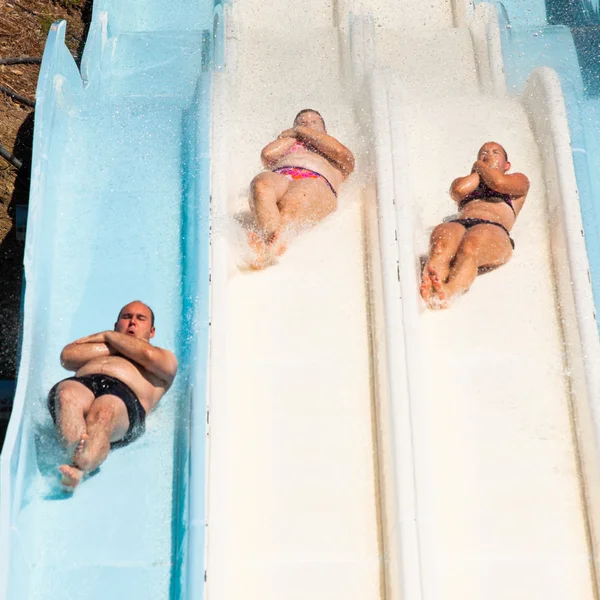 Menschen im Wasserpark — Stockfoto