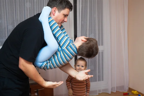 Brincalhão pai e filho menino — Fotografia de Stock