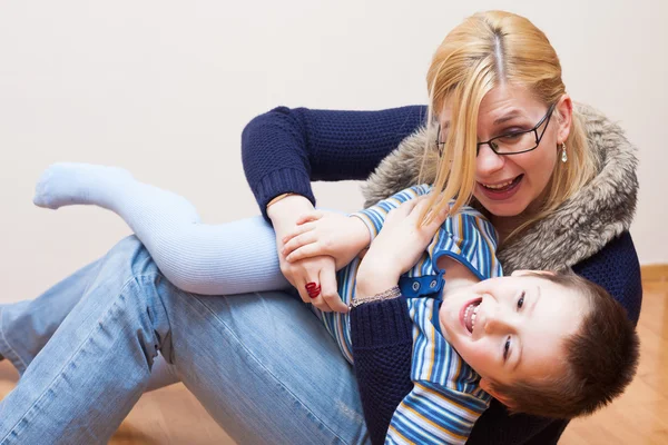 Bambino giocoso ragazzo e donna ridendo — Foto Stock