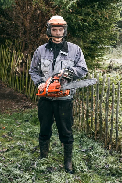 Jardineiro profissional com motosserra — Fotografia de Stock