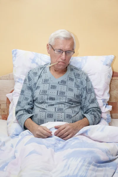 Ill senior man with thermometer — Stock Photo, Image