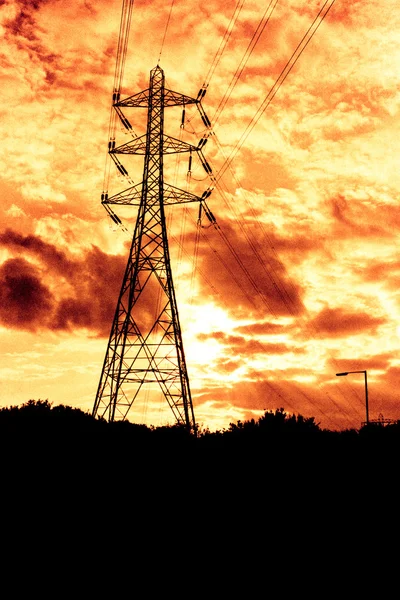 夕日の空に向かう送電塔 — ストック写真