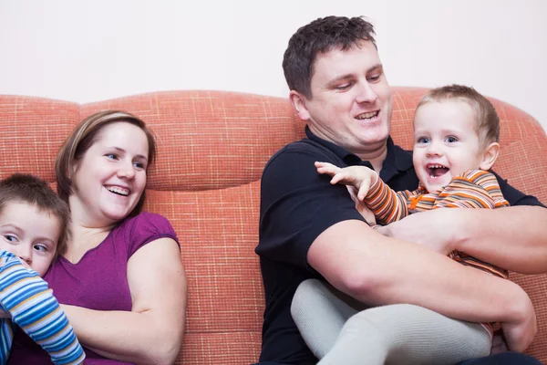 Lyckliga familjen roligt hemma — Stockfoto