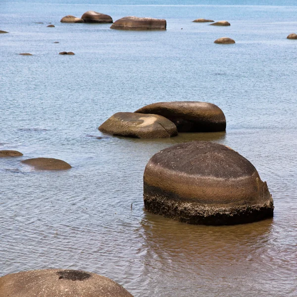 Fekete homokos strand a sziget Langkawi, Malajzia — Stock Fotó