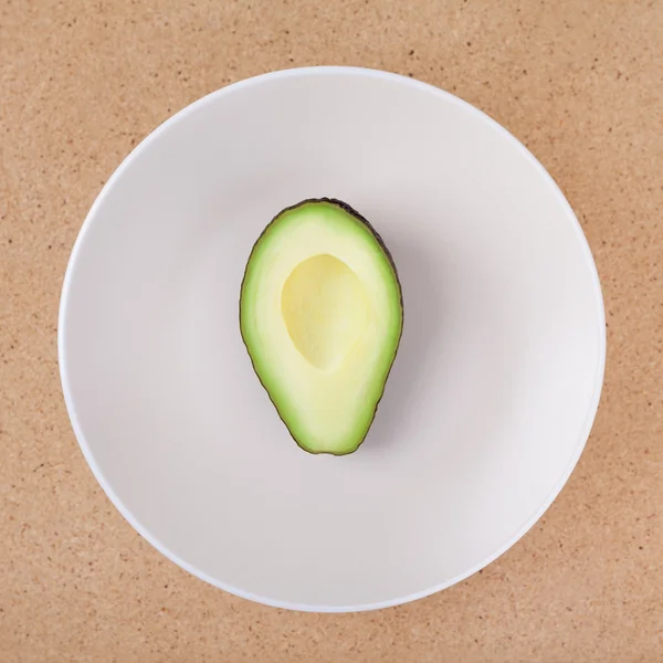 Hälfte der Avocado — Stockfoto