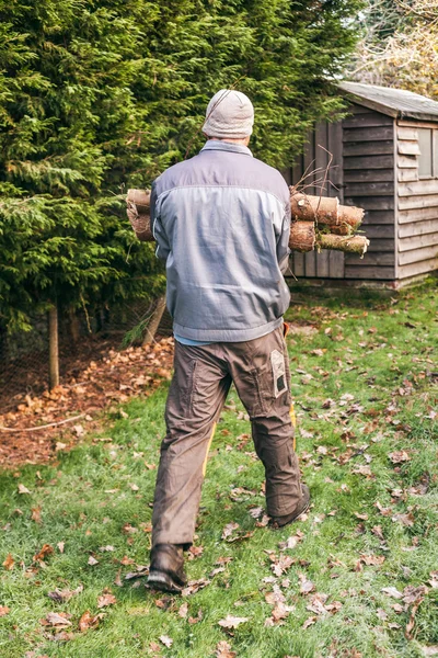 Gardener carrying wood — Stock Photo, Image